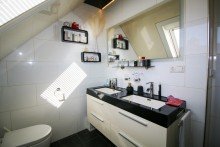 2. OG - Badezimmer Zweifamilienhaus + Bau-Potential - gro�es Grundst�ck - ruhig  *** PROVISIONSFREI f�r den K�ufer ***