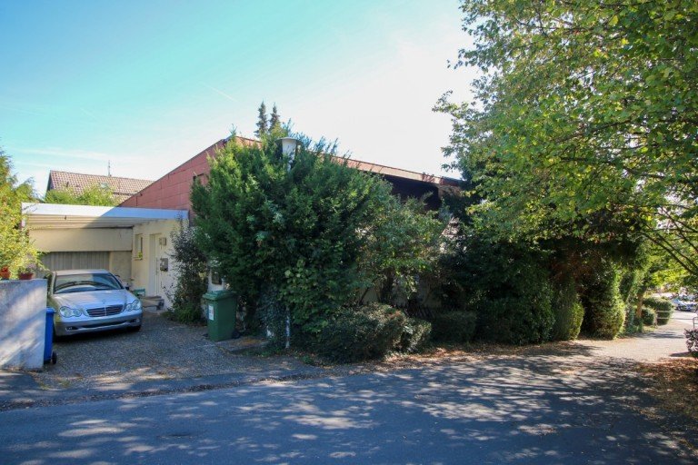 Hausansicht Stra�enseite Ro�dorf Einfamilienhaus Wohnhaus mit Potential - Freistehend - 701m� Grundst�ck - Garage **PROVISIONSFREI f�r den K�ufer**