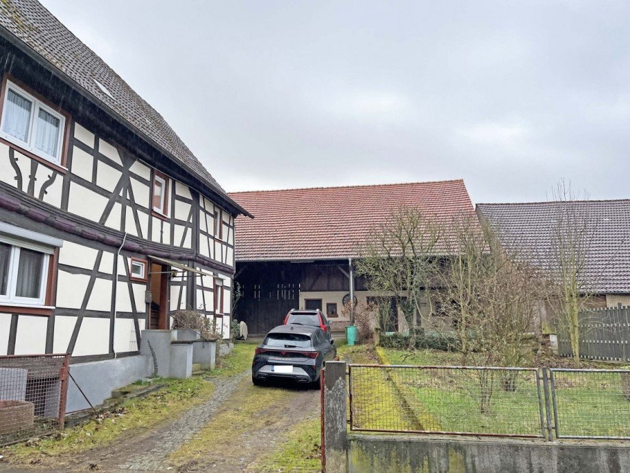 Einfahrt mit Wohnhaus, Garten u. Scheune Haus F�rth