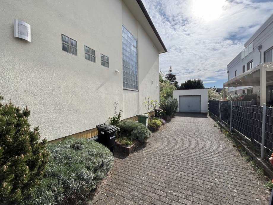 Hofeinfahrt mit Garage Einfamilienhaus Dietzenbach