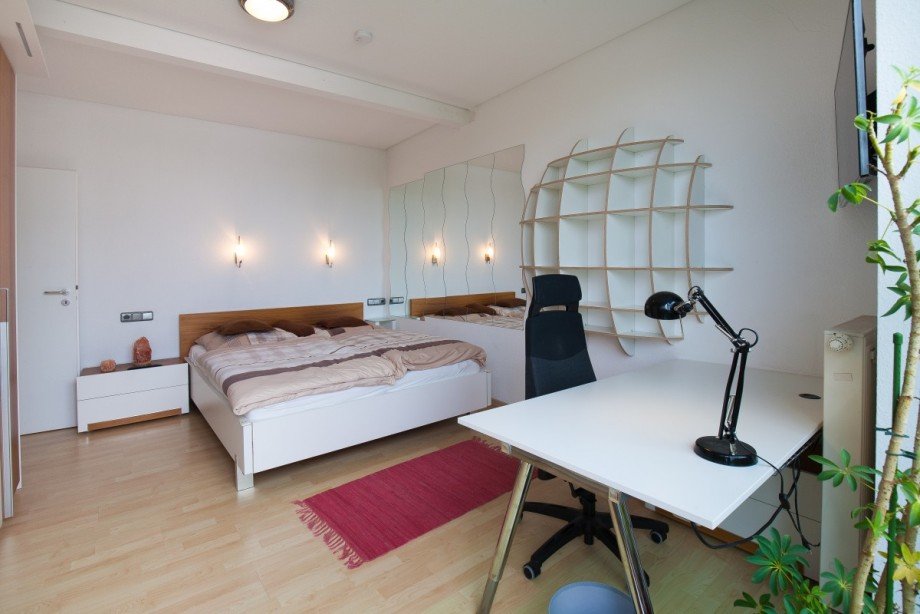 Schlafzimmer mit Schreibtisch Penthousewohnung Darmstadt